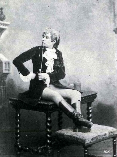 Marguerite Ugalde en Nicklausse (Les Contes d'Hoffmann) - Offenbach Museum